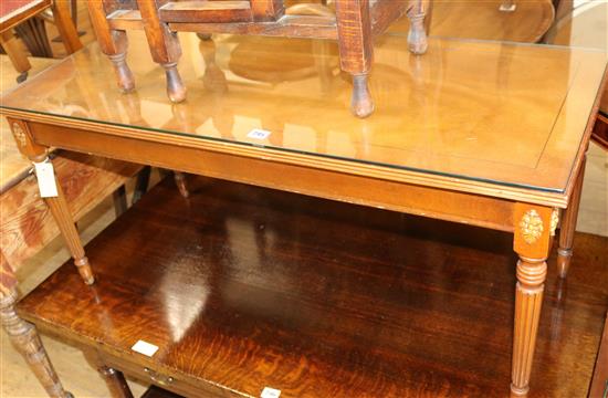 A coffee table W.107cm